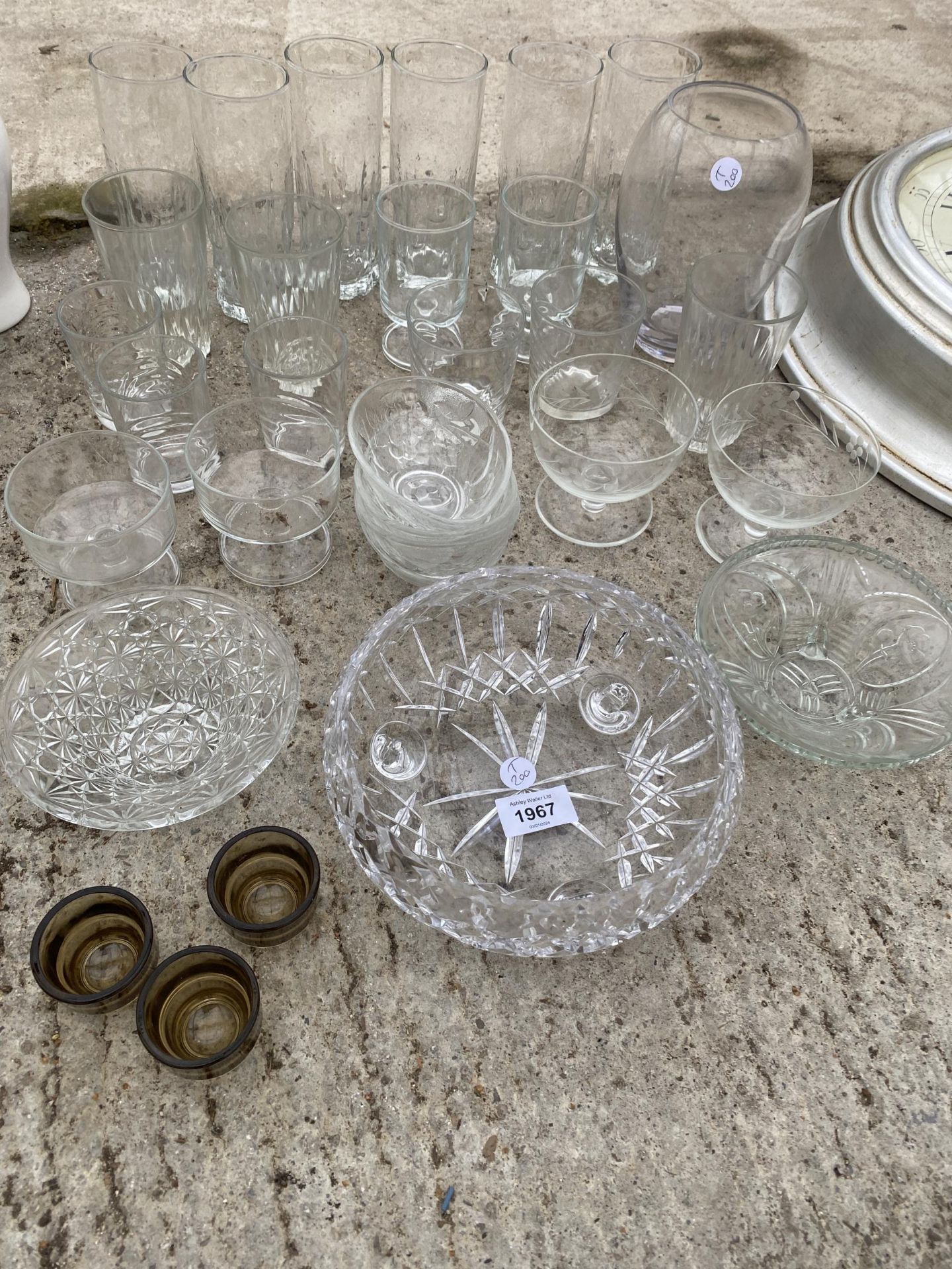 AN ASSORTMENT OF GLASS WARE TO INCLUDE TUMBLERS AND BOWLS ETC