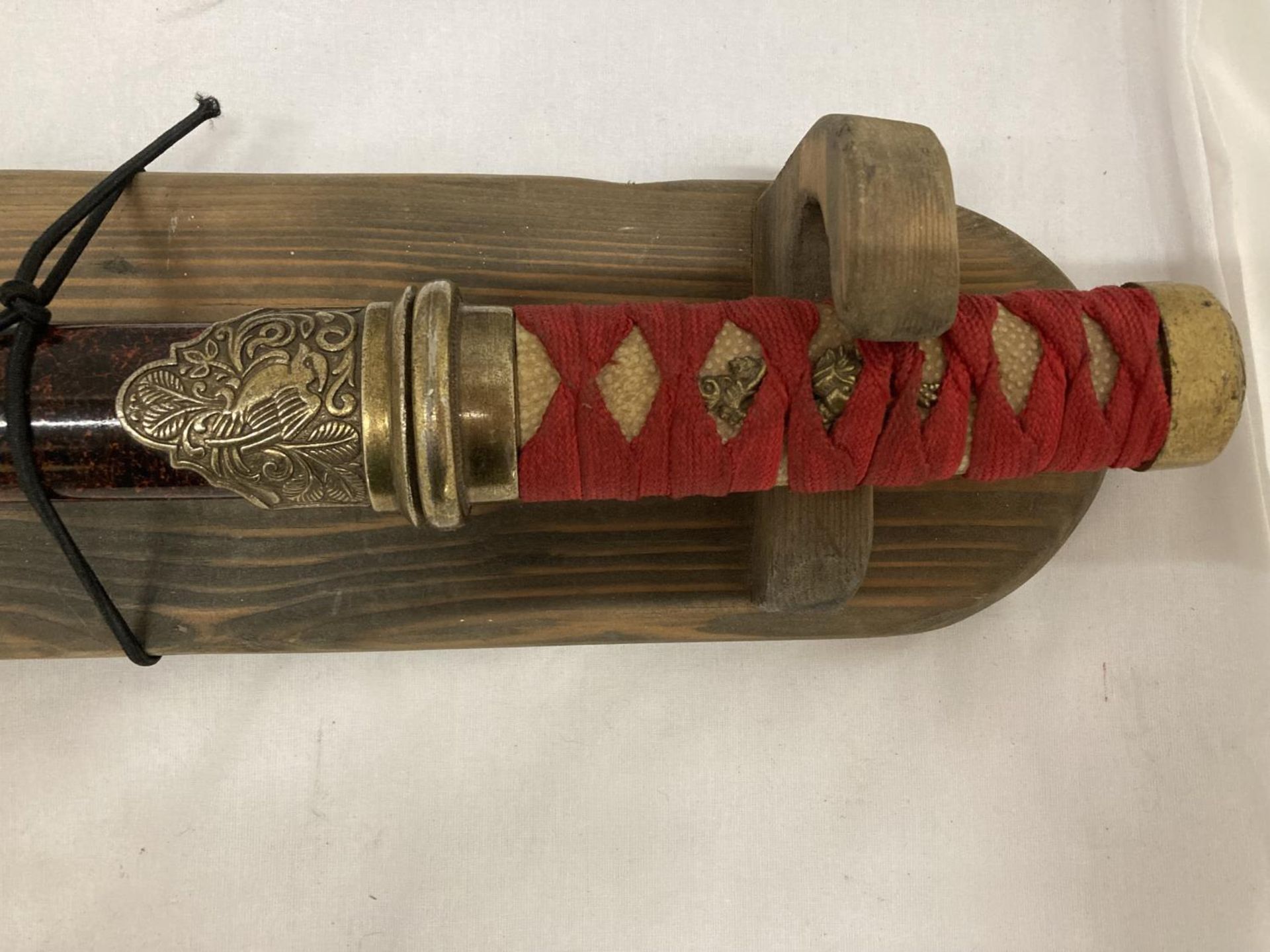 A JAPANESE SWORD WITH SHEATH ON WOODEN STAND - Image 3 of 5