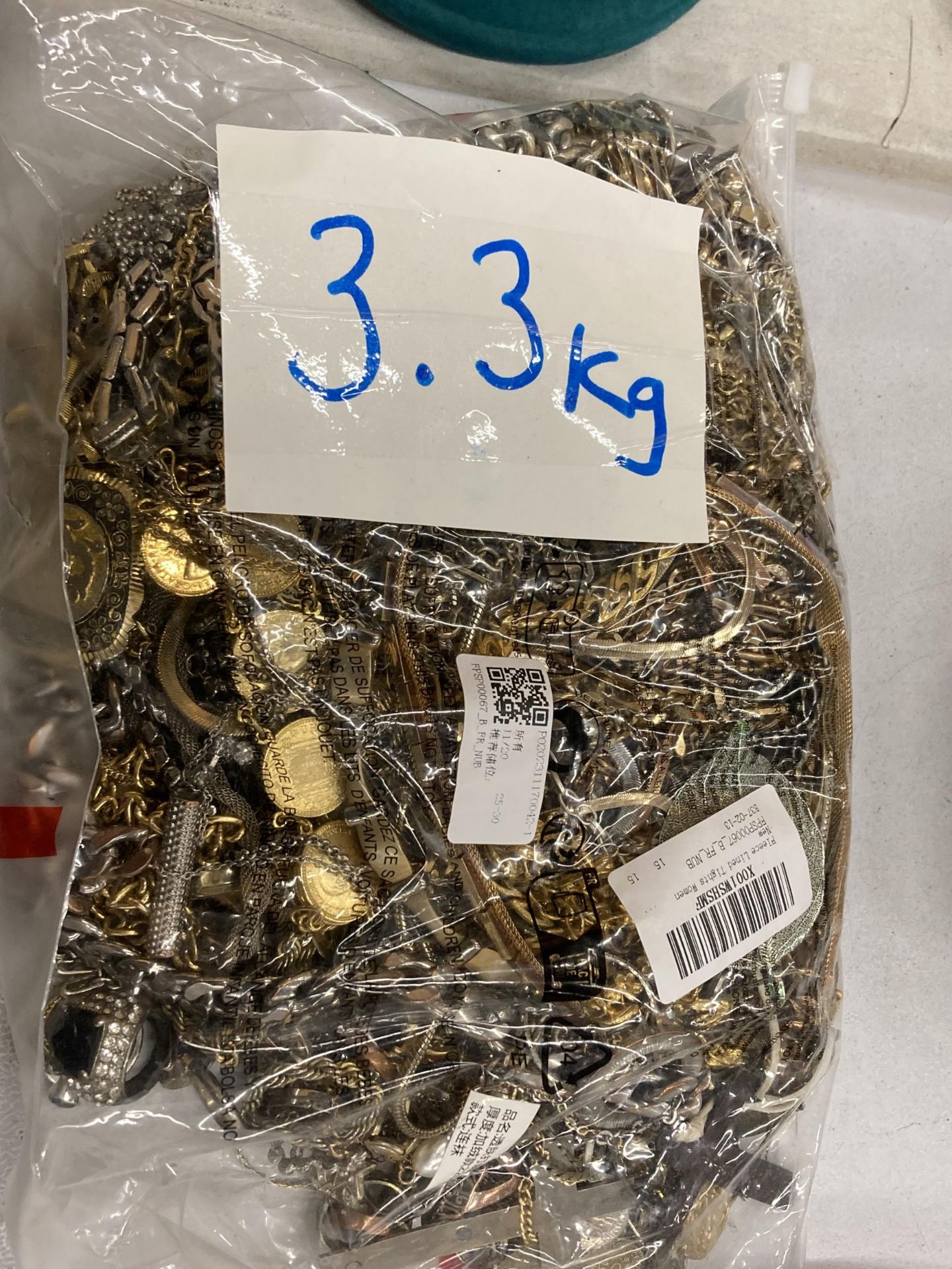 A LARGE QUANTITY OF MIXED COSTUME JEWELLERY CHAINS, TOTAL WEIGHT 3.3KG