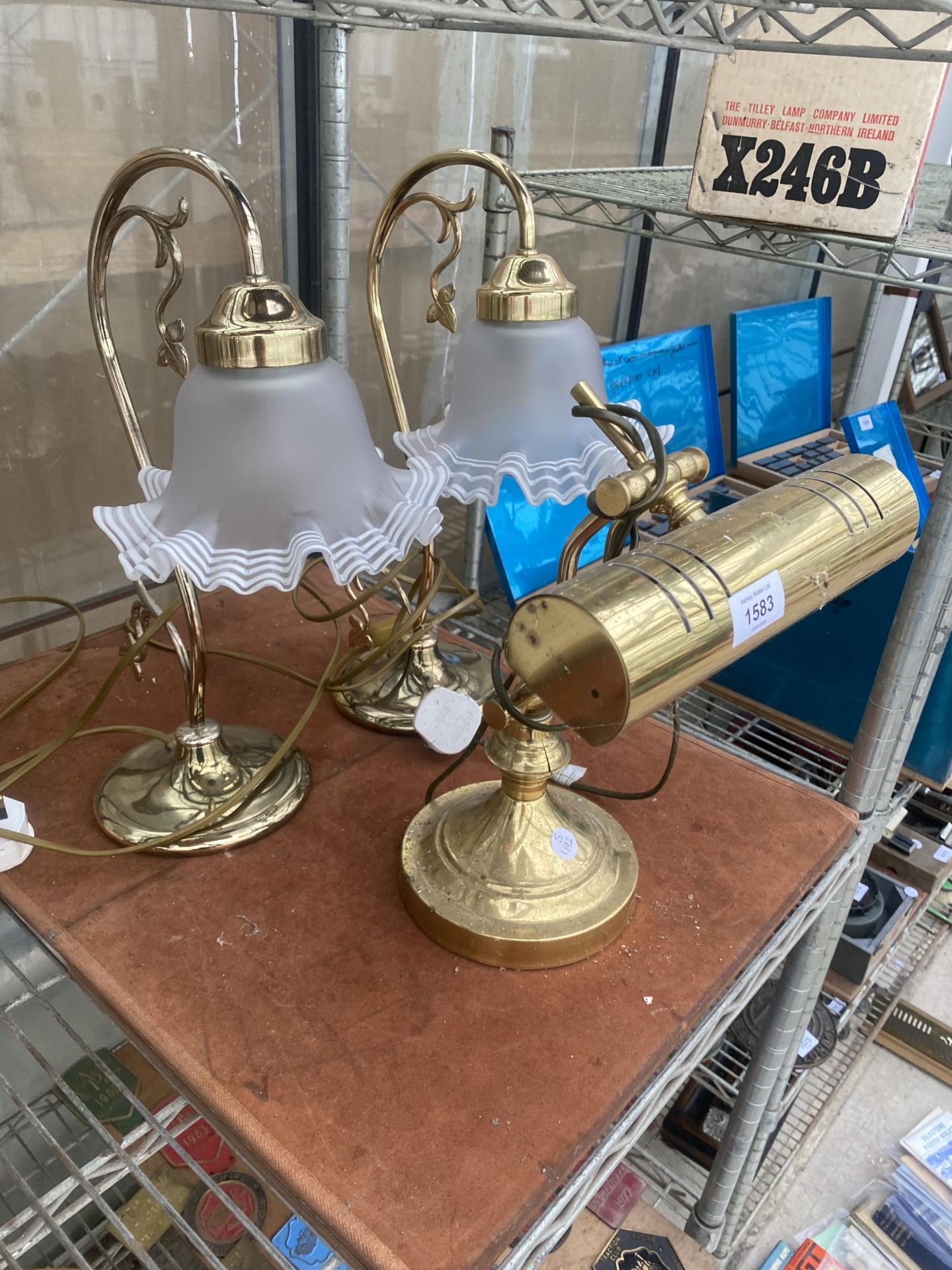 A PAIR OF VINTAGE BRASS LAMPS WITH GLASS SHADES AND A VINTAGE BRASS BANKERS LAMP