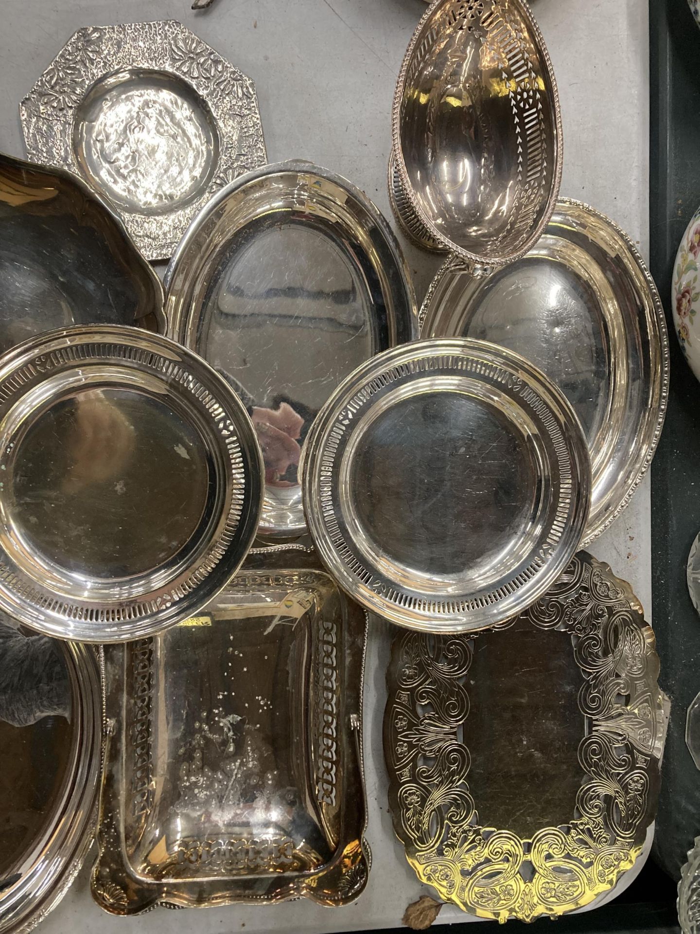 A MIXED LOT OF SILVER PLATED ITEMS, TRAYS ETC - Image 2 of 4