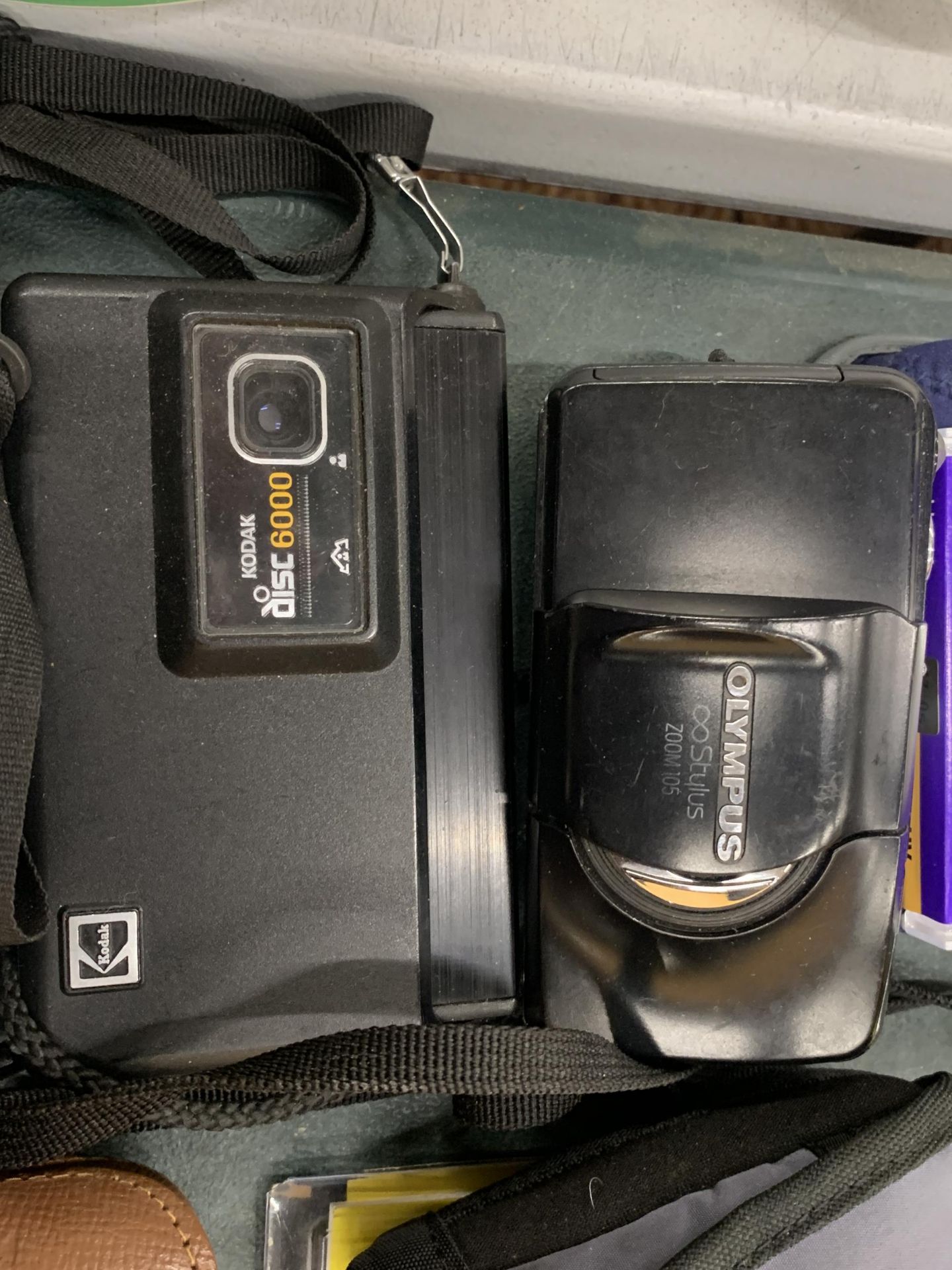 A GROUP OF CAMERAS TO INCLUDE FUJIFILM, OLYMPUS, KODAK ETC - Image 3 of 5