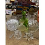 A GROUP OF GLASSWARE TO INCLUDE GREEN GLASS JUG, JELLY MOULD ETC