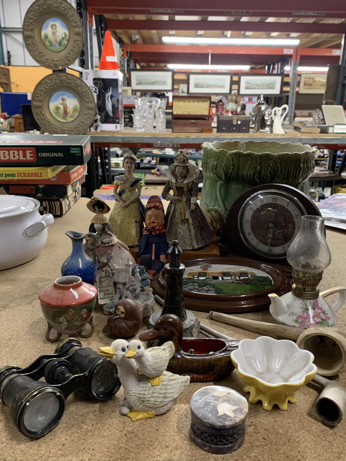 A MIXED LOT INCLUDING MANTLE CLOCK, ORNAMENTS, FIGURES ETC