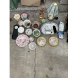 AN ASSORTMENT OF ITEMS TO INCLUDE A LAMP, PLATES AND BOWLS ETC