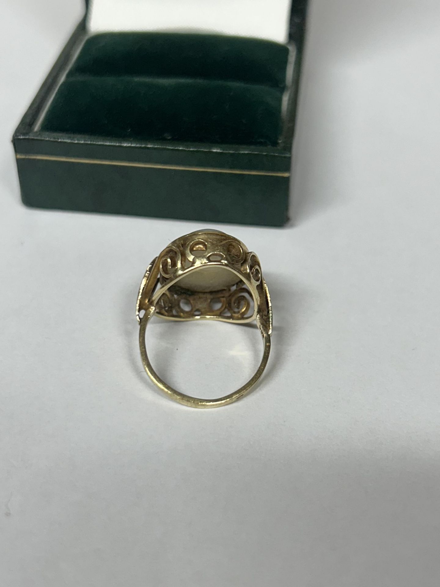 A 14CT YELLOW GOLD WHITE QUARTZ CABOCHON RING, SIZE L, WEIGHT 5.07 GRAMS - Image 3 of 5
