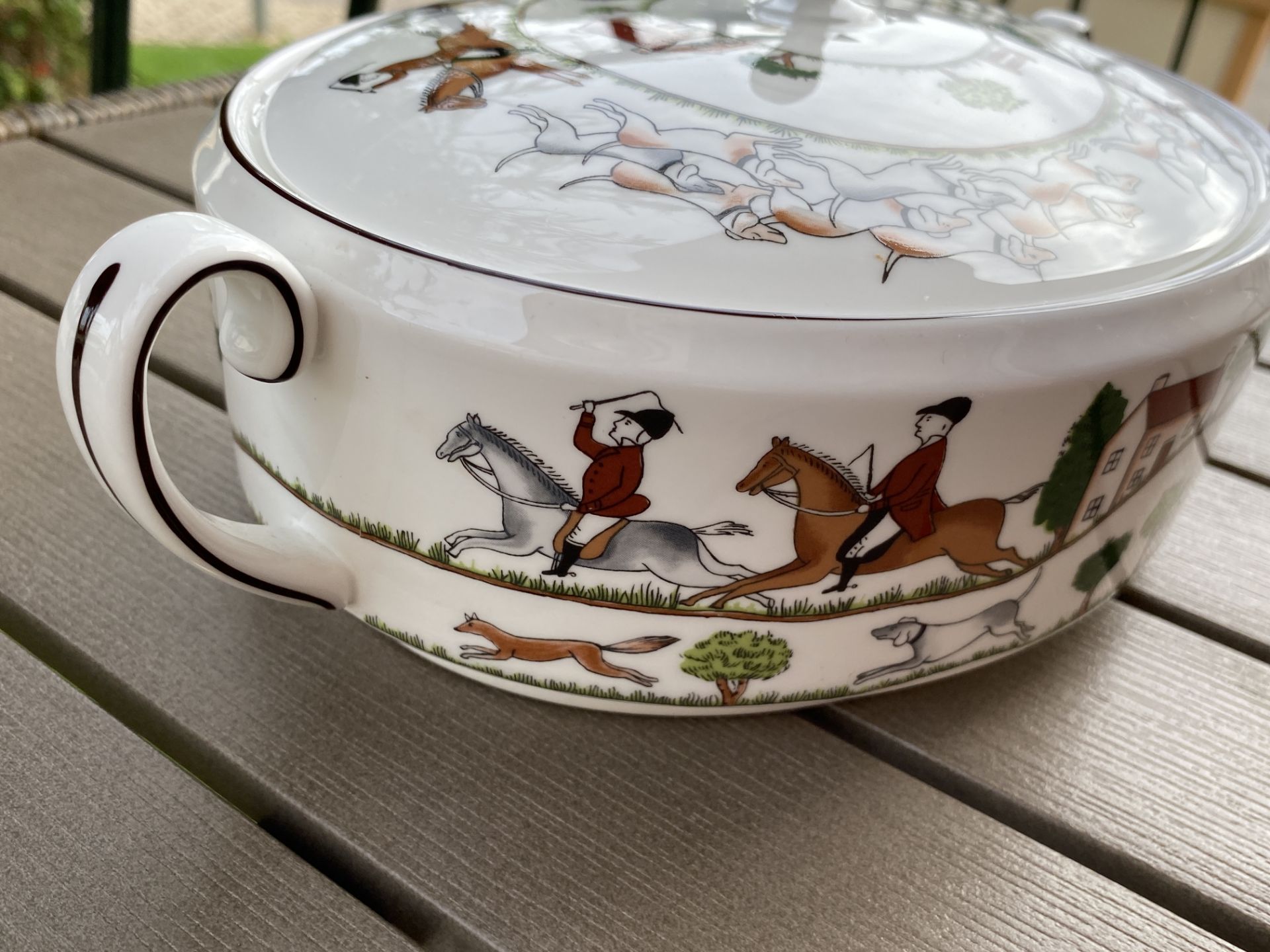 A WEDGWOOD BONE CHINA HUNTING SCENES PATTERN LIDDED VEGETABLE TUREEN, FIRSTS, 12" - Image 3 of 7