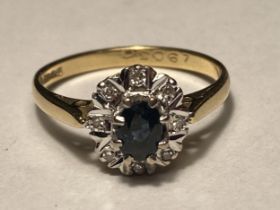 AN 18 CARAT GOLD RING WITH CENTRE SAPPHIRE SURROUNDED BY EIGHT DIAMONDS SIZE L