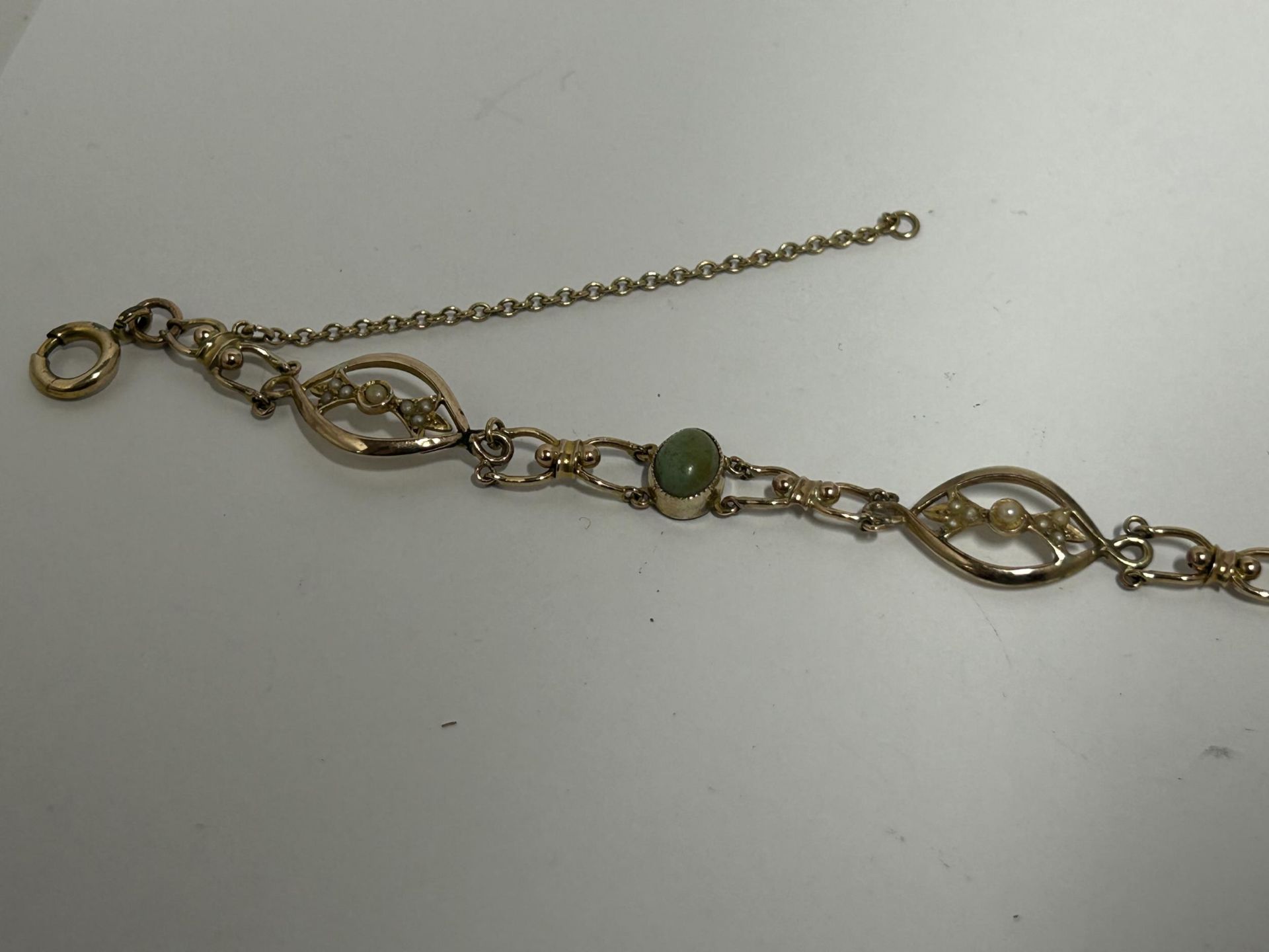 A VINTAGE 9CT YELLOW GOLD, JADE AND PEARL BRACELET GROSS WEIGHT 6.35 GRAMS, LENGTH 17CM - Image 3 of 6