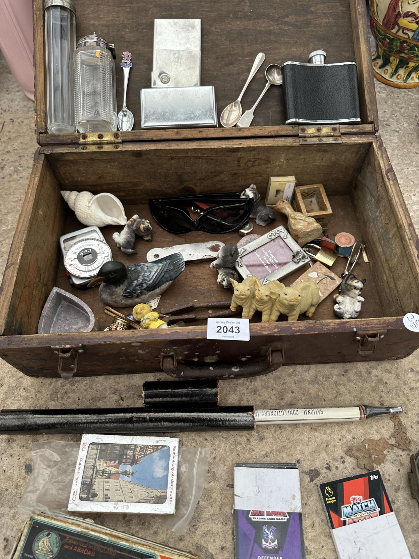 A VINTAGE WOODEN BOX CONTAINING AN ASSORTMENT OF ITEMS TO INCLUDE TEASPOONS, FIGURES AND TOYS ETC - Bild 2 aus 2