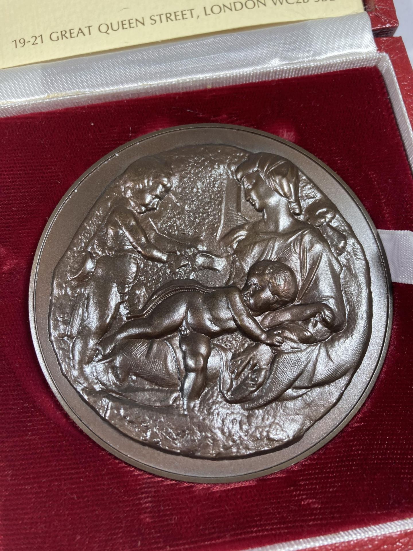 THREE VARIOUS MEDALS AND TOKENS TO INCLUDE A LIMITED EDITION OF 1000 MICHELANGELO QUICENTENNIAL - Image 7 of 7