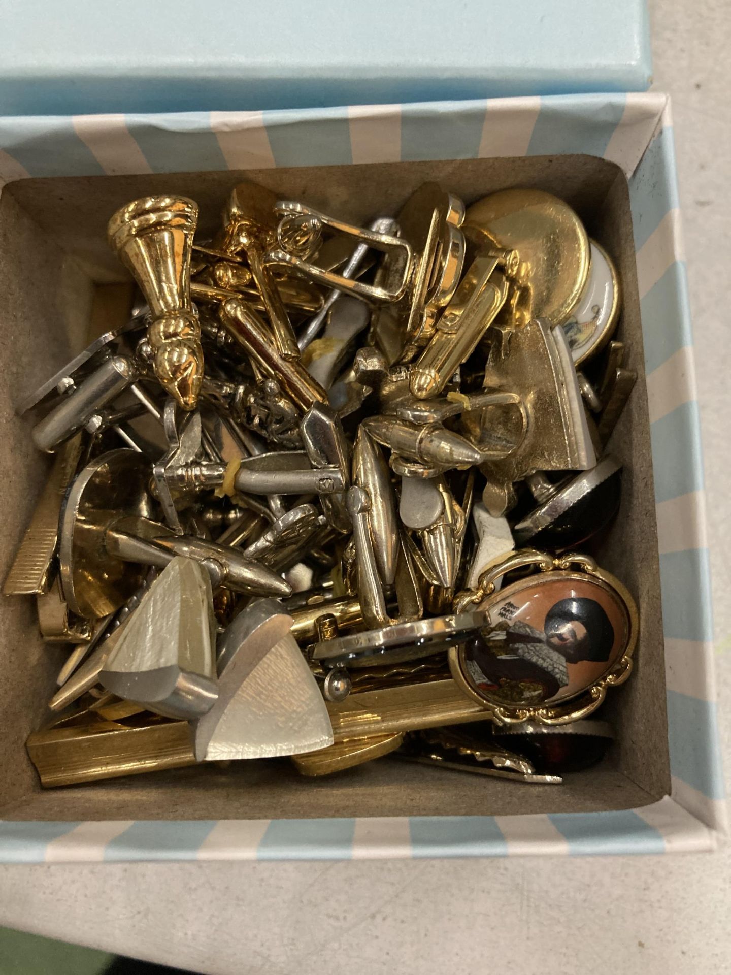 A SMALL BOX OF ASSORTED CUFFLINKS AND TIE PINS - Image 2 of 3