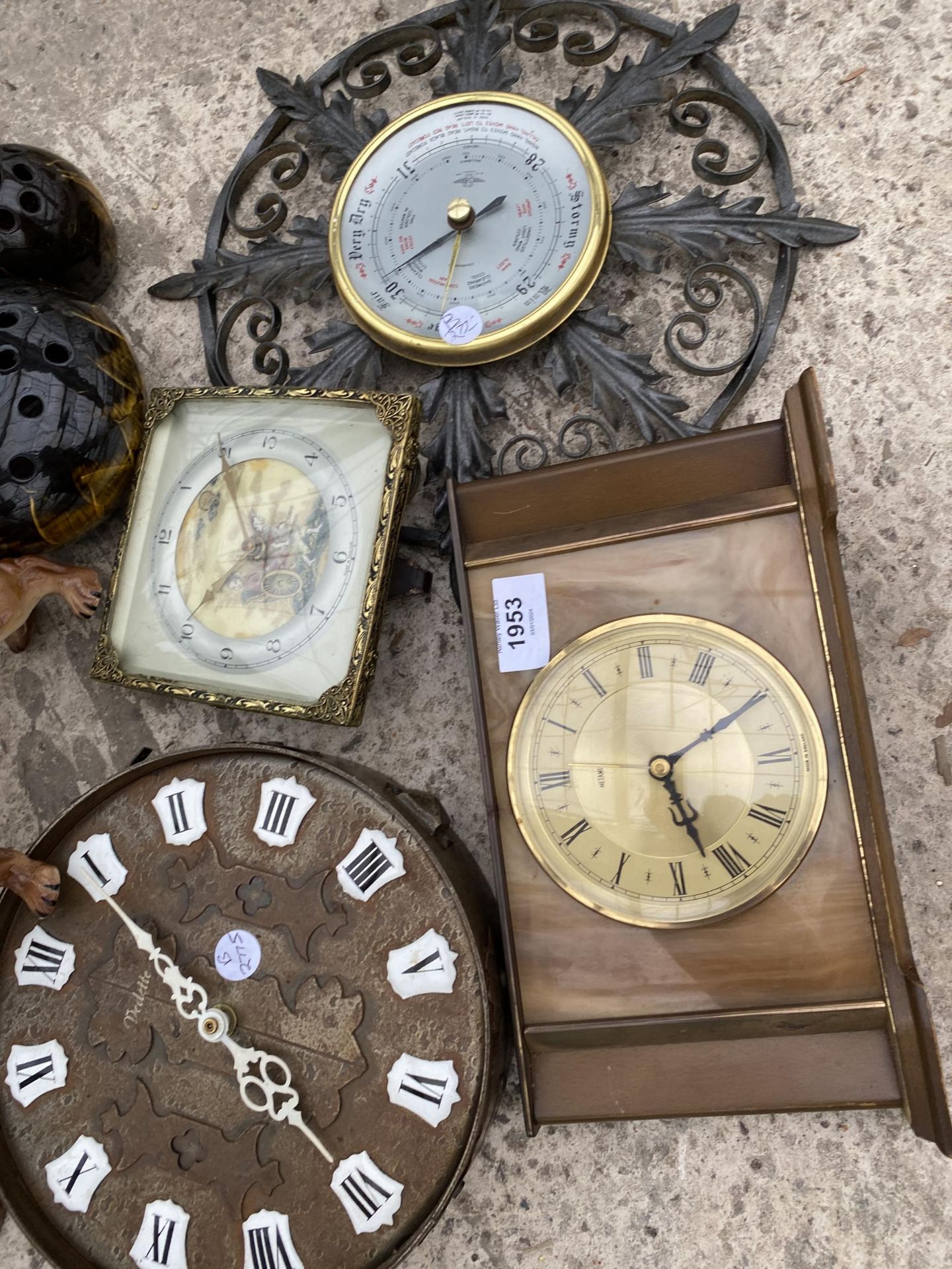 A LARGE ASSORTMENT OF ITEMS TO INCLUDE CLOCKS AND CERAMICS ETC - Image 4 of 7