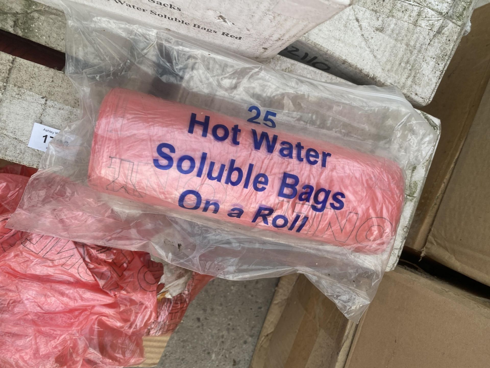A LARGE QUANTITY OF HOT WATER SOLUBLE BAGS ON A ROLL - Image 3 of 3