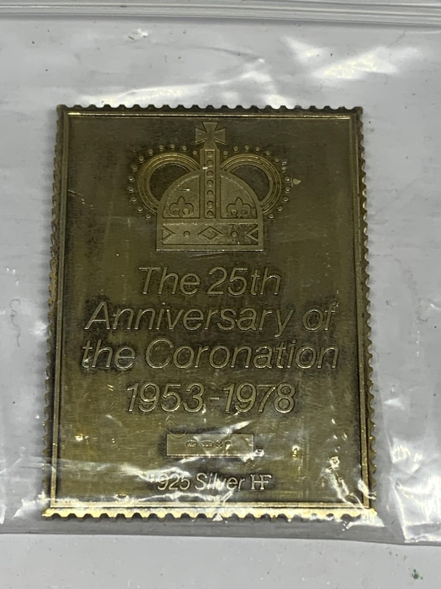 A SILVER GILT £5 STAMP INGOT - Bild 2 aus 2