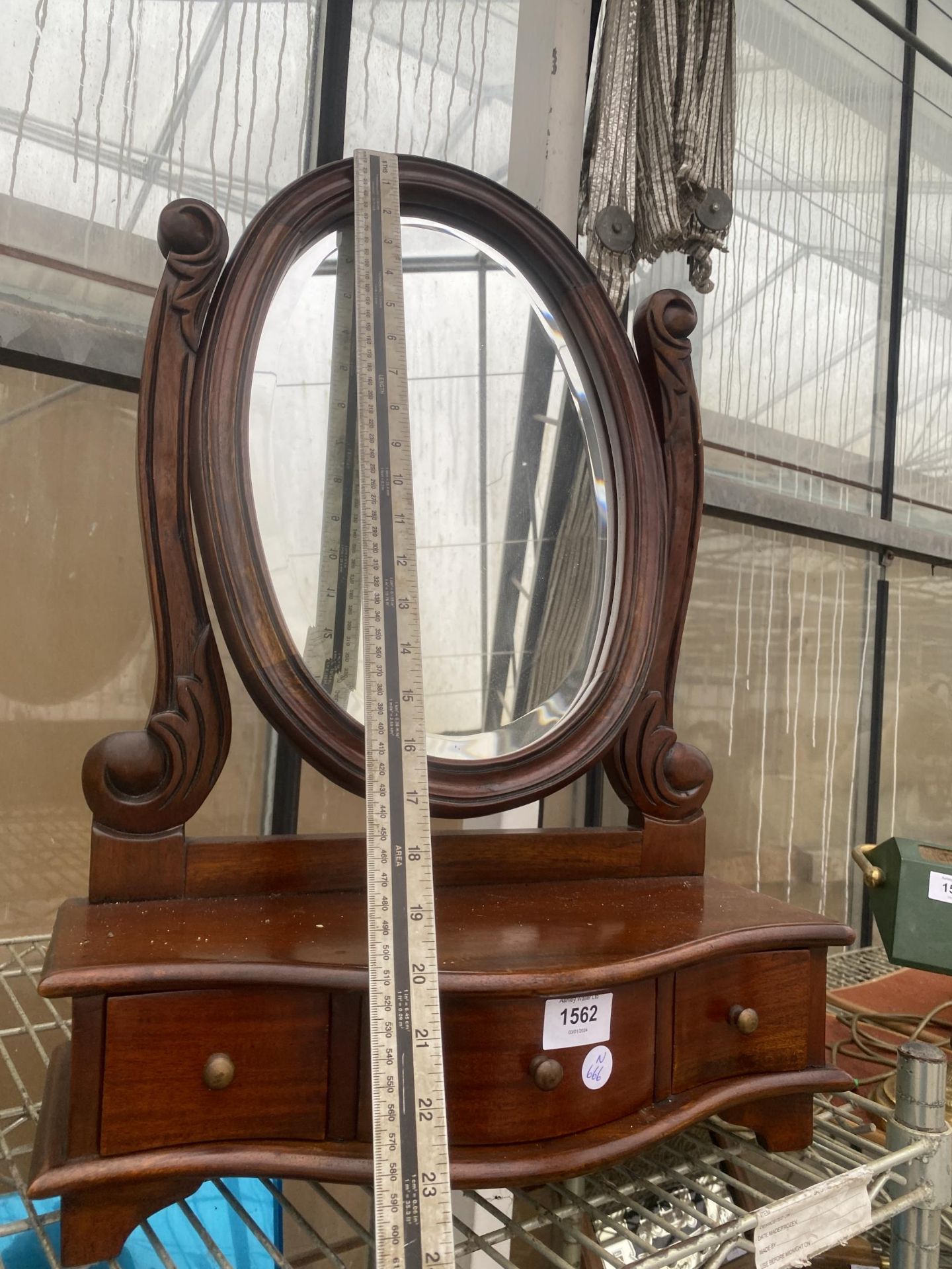 A VINTAGE MAHOGANY SWING FRAME DRESSING TABLE MIRROR WITH THREE LOWER DRAWERS - Bild 3 aus 3