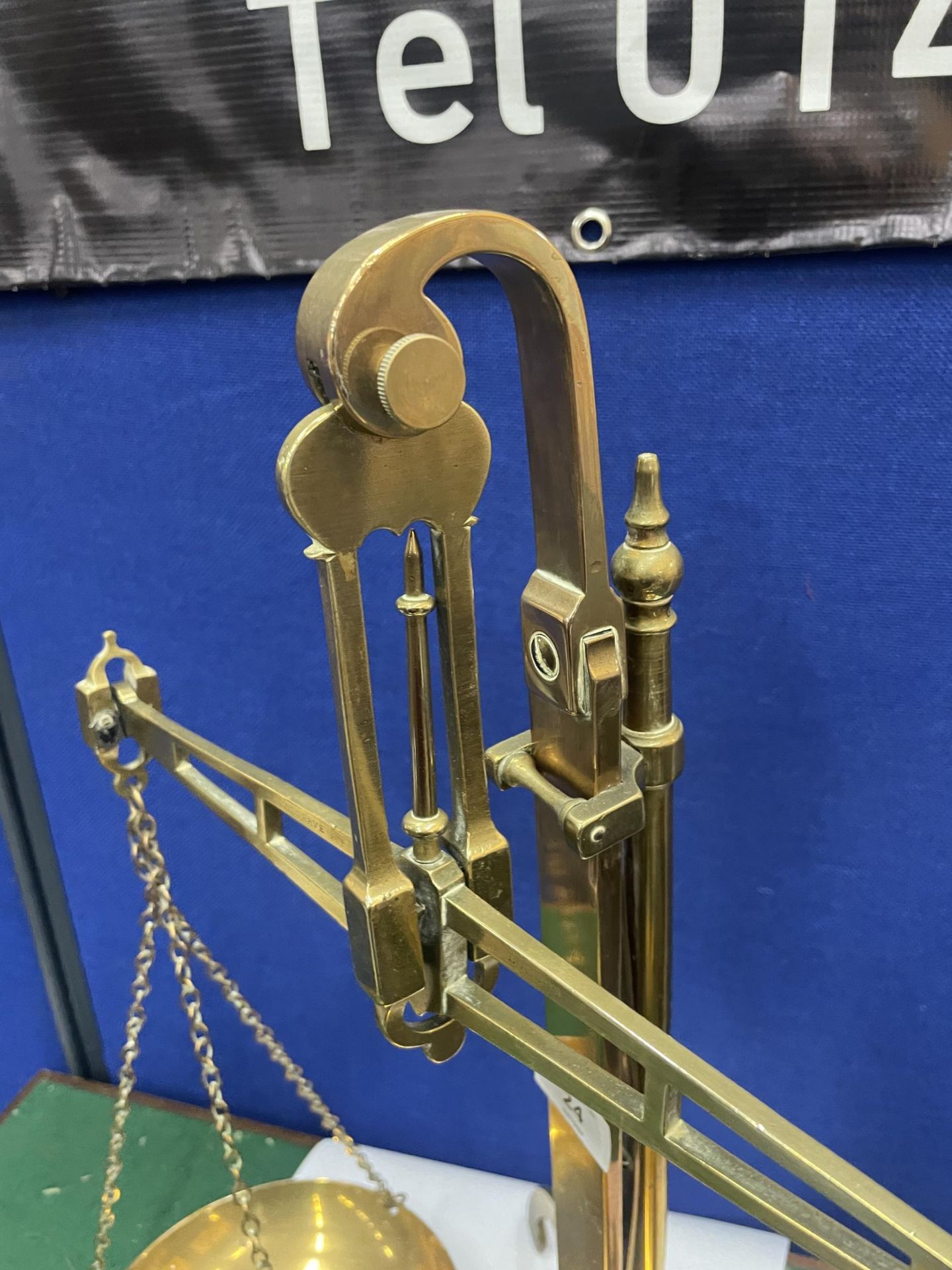 A PAIR OF VINTAGE BRASS BALANCE SCALES - Image 4 of 4