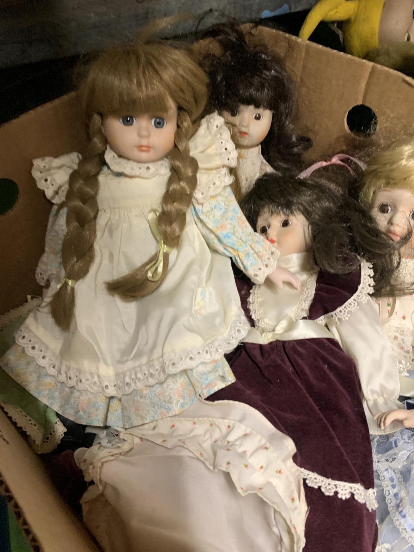 A COLLECTION OF PORCELAIN HEADED DOLLS IN COSTUMES - 7 IN TOTAL - Bild 3 aus 3