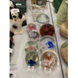 A COLLECTION OF GLASS PAPERWEIGHTS TO INCLUDE AN IRRIDESCENT MUSHROOM, WEDGWOOD, ETC - 10 IN TOTAL