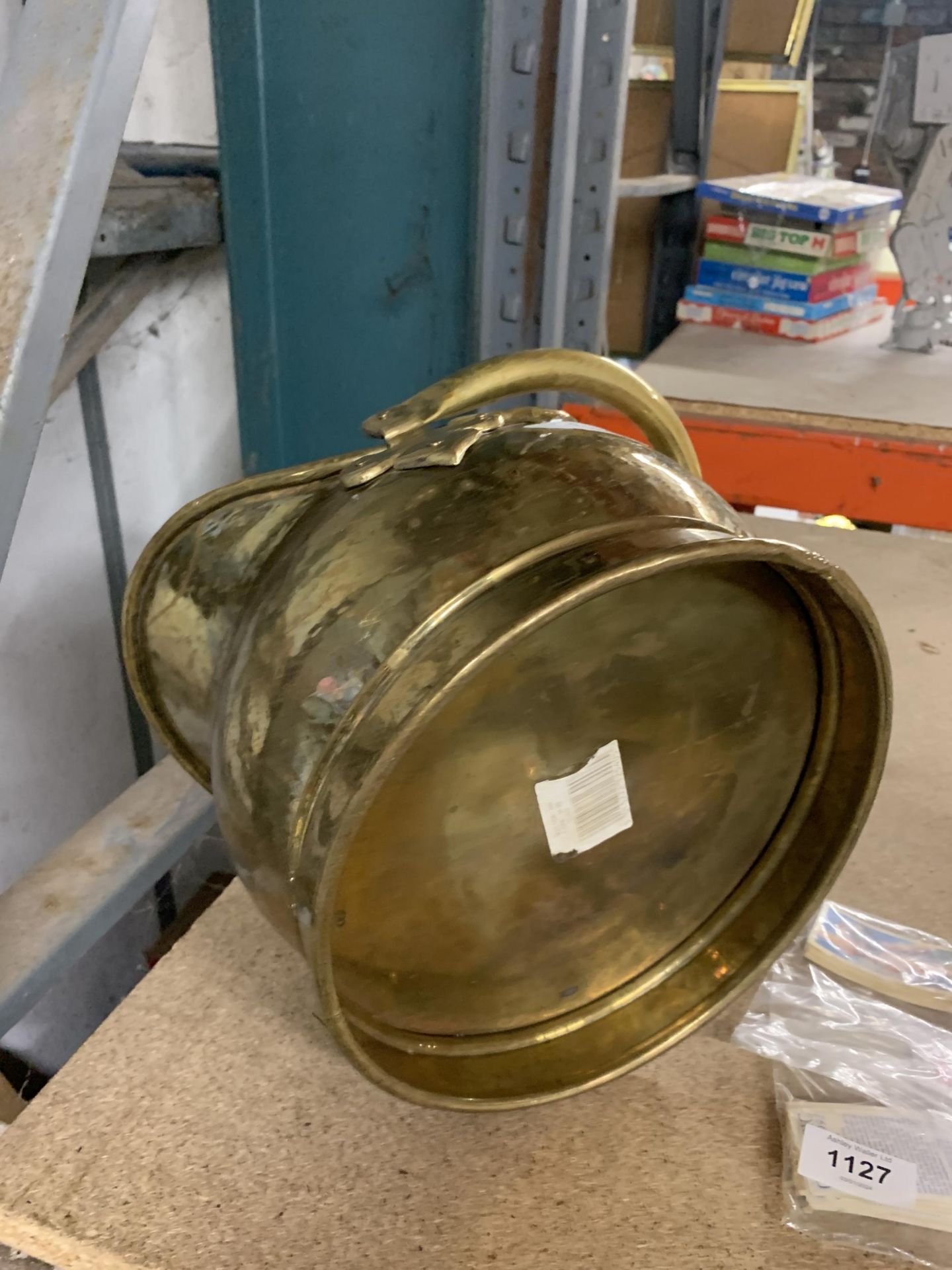 A VINTAGE BRASS COAL BUCKET - Image 4 of 4