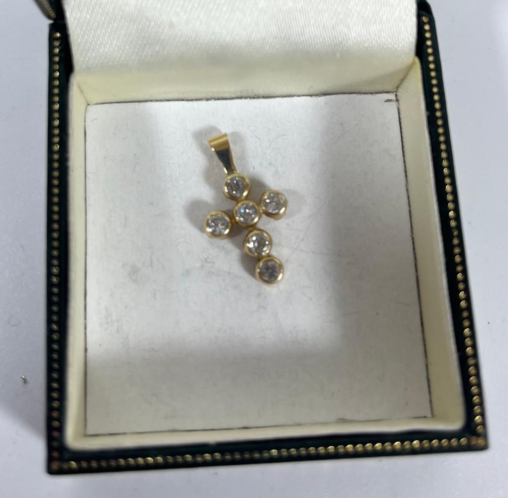 A 10CT YELLOW GOLD CRUCIFIX CROSS PENDANT WITH CLEAR STONES, WITH BOX - Image 2 of 3