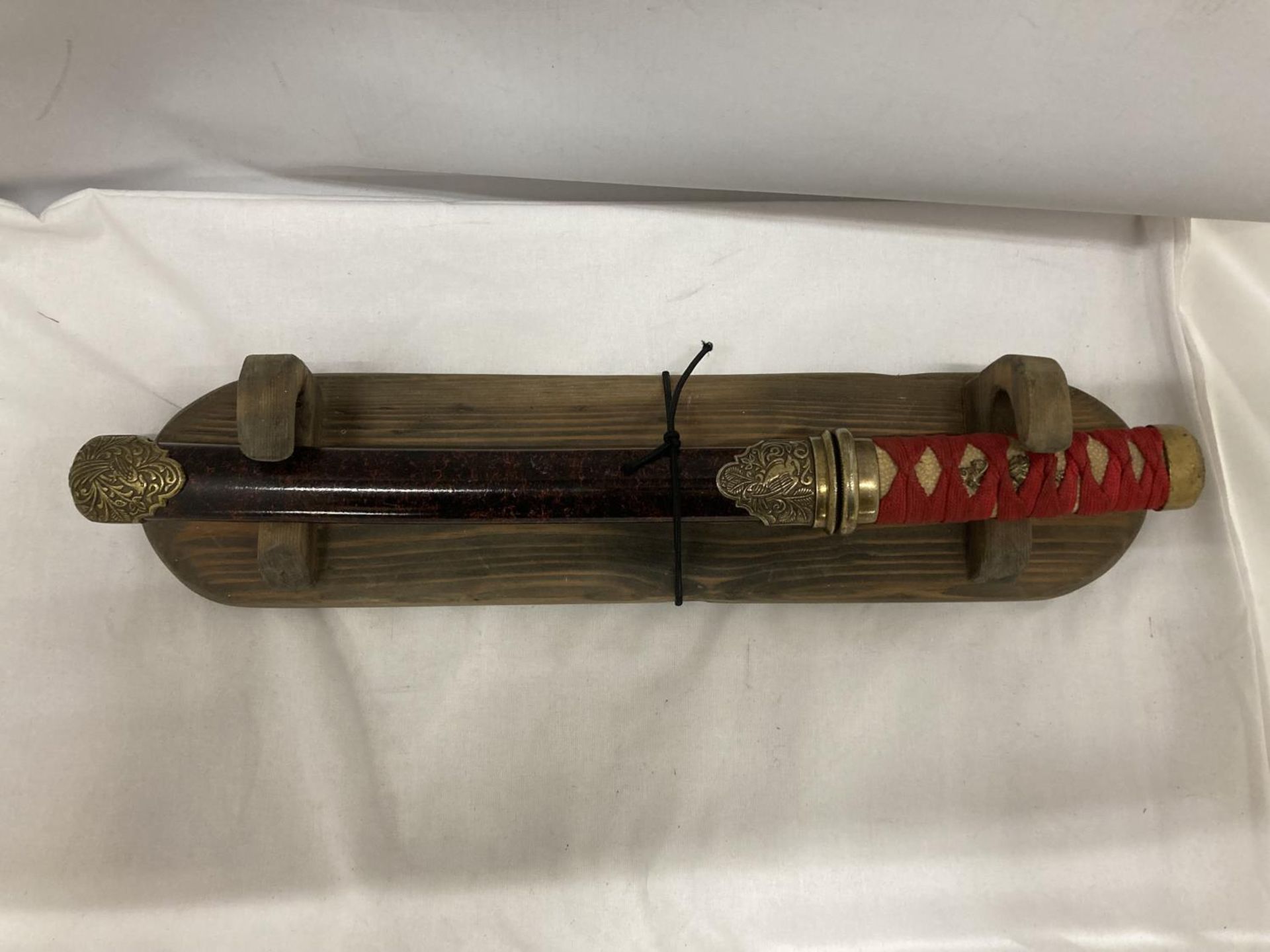 A JAPANESE SWORD WITH SHEATH ON WOODEN STAND - Image 2 of 5