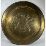 A LARGE ARTS & CRAFTS EARLY 20TH CENTURY BRASS CHARGER WITH STYLISED FLORAL DESIGN, DIAMETER 50 CM