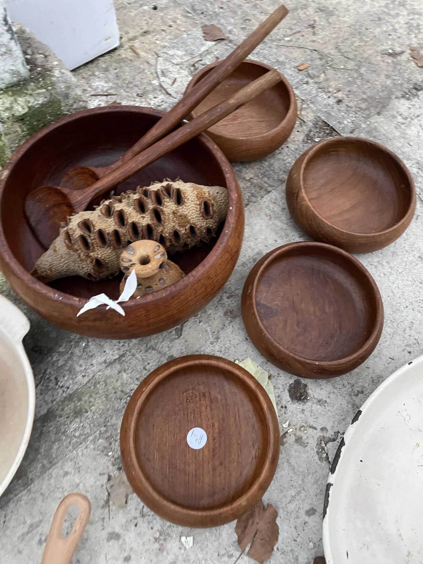 AN ASSORTMENT OF ITEMS TO INCLUDE TREEN BOWLS AND CAST IRON SKILLET PANS ETC - Image 2 of 2