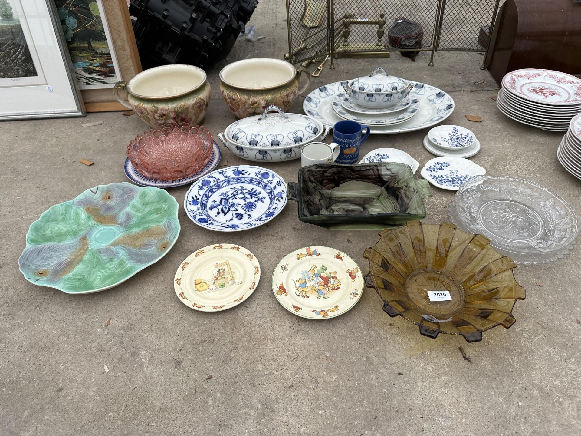 AN ASSORTMENT OF ITEMS TO INCLUDE CERAMICS AND COLOURED GLASS WARE ETC