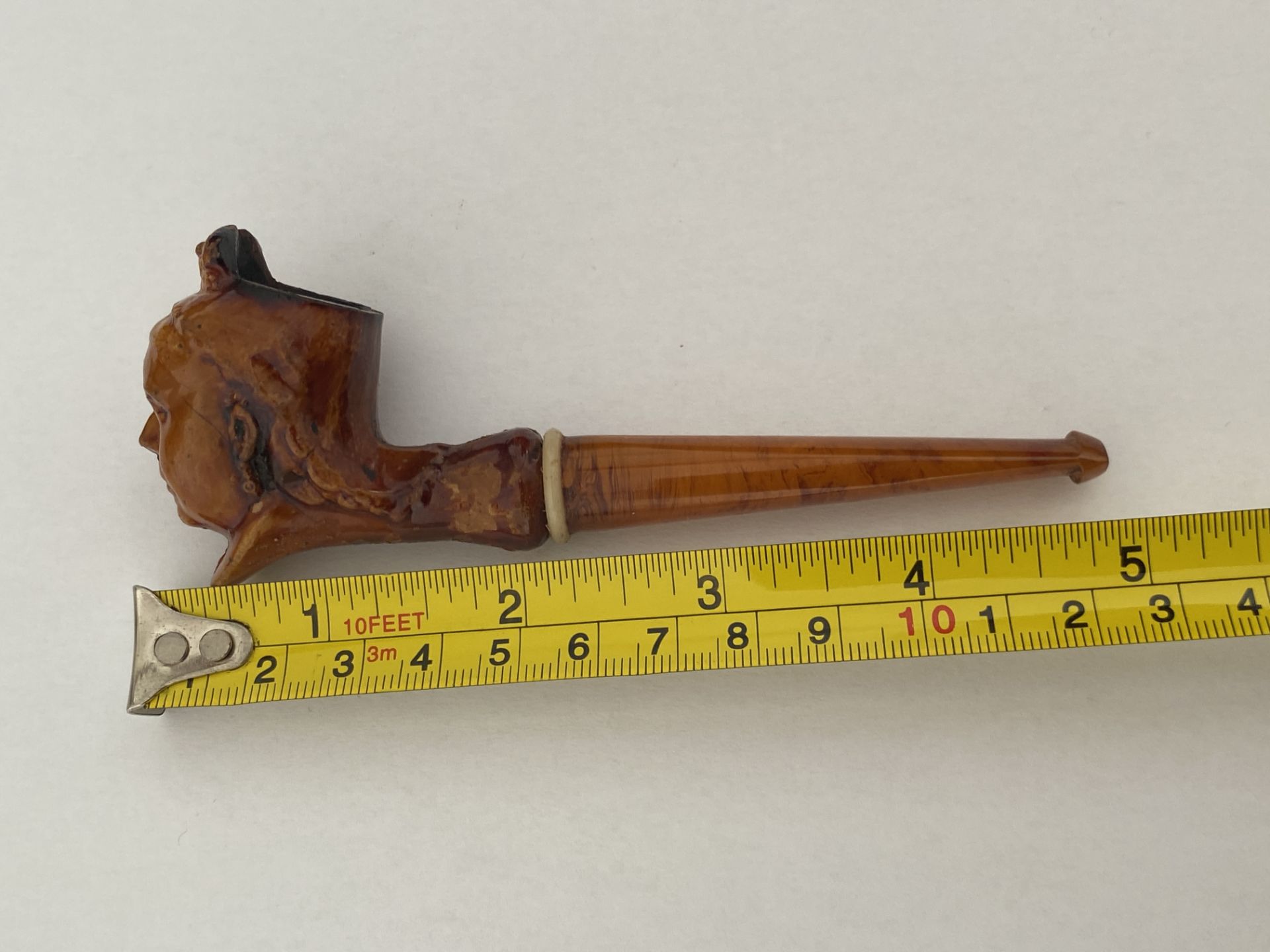 AN ANTIQUE BRITISH QUEEN VICTORIA TREACLE GLAZE TOBACCO PIPE WITH AMBER EFFECT PIPE, LENGTH 13 CM - Image 7 of 7