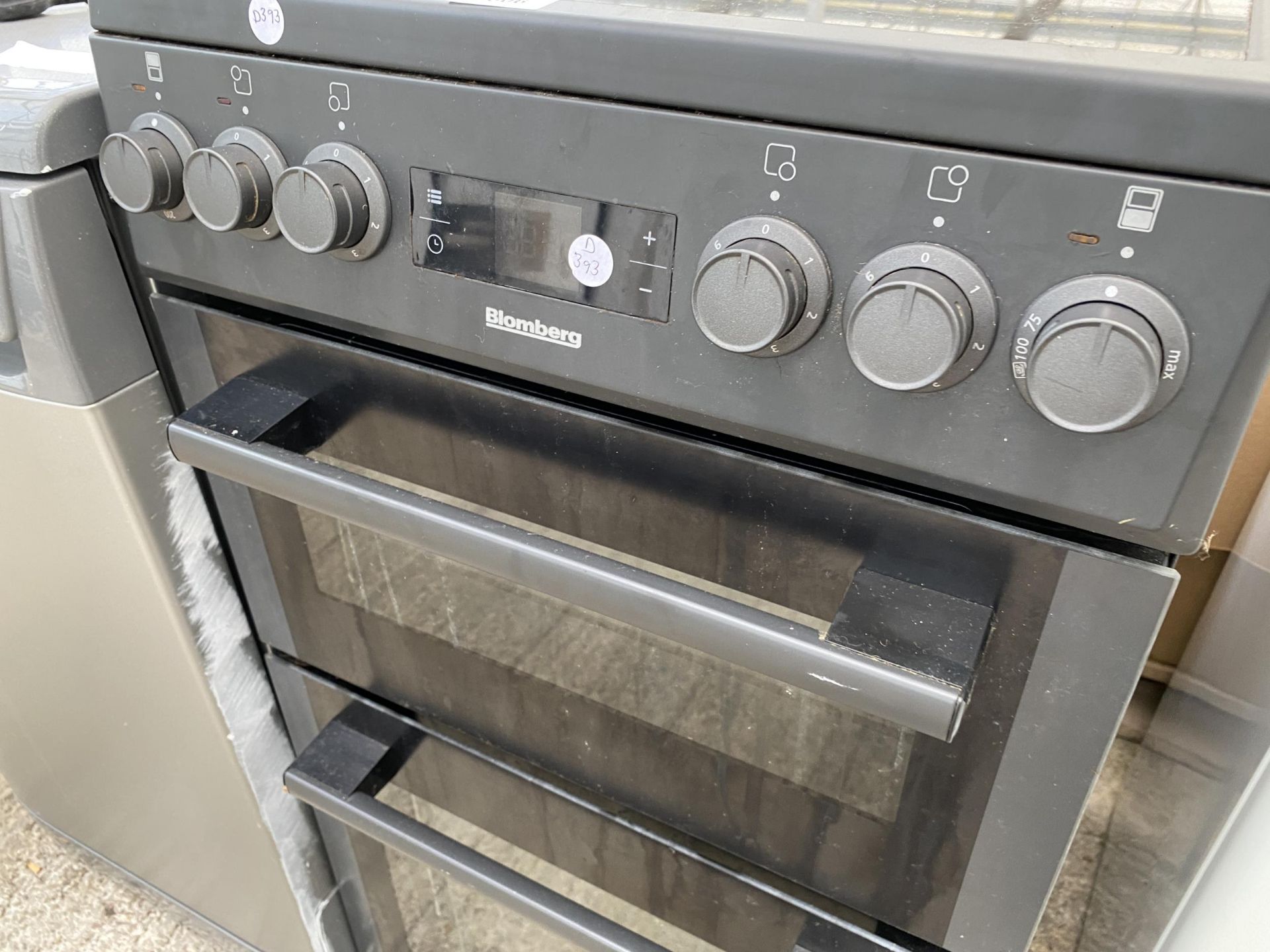 A BLACK BLOMBERG FREESTANDING ELECTRIC OVEN AND HOB - Bild 2 aus 5