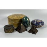 A MIXED LOT TO INCLUDE ORIENTAL PILL BOX WITH TURQUOISE STONE DESIGN, HAND PAINTED EGG, CLOISONNE