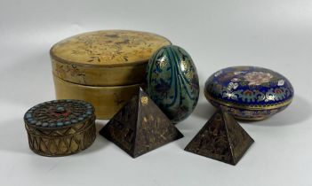 A MIXED LOT TO INCLUDE ORIENTAL PILL BOX WITH TURQUOISE STONE DESIGN, HAND PAINTED EGG, CLOISONNE