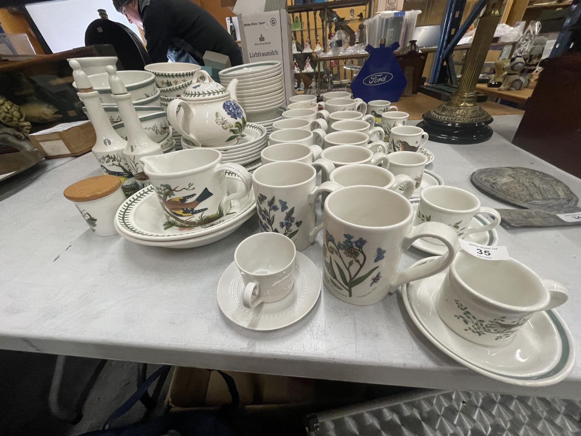 A VERY LARGE QUANTITY OF PORTMEIRION WARE TO INCLUDE MUGS, CUPS AND SAUCERS, BOWLS, PLATES, - Image 4 of 5