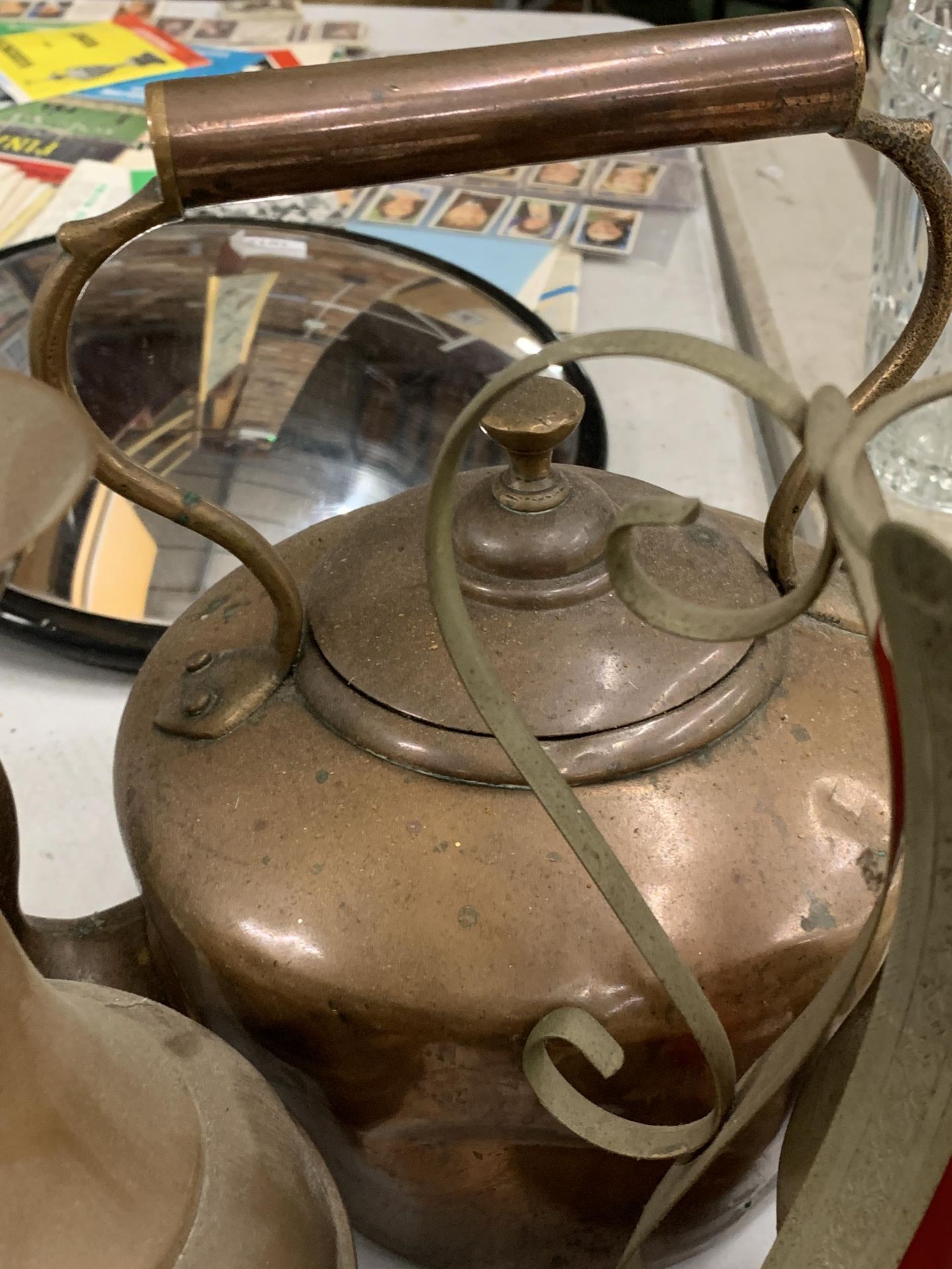 A MIXED LOT OF VINTAGE METALWARES TO INCLUDE COPPER KETTLE ETC - Image 4 of 5