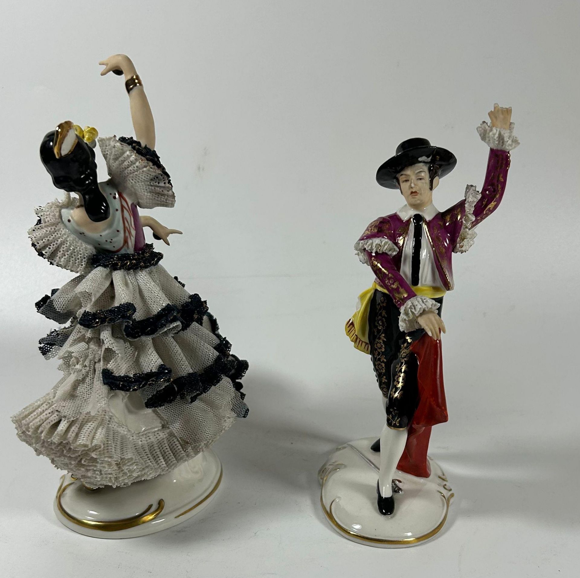 A PAIR OF VINTAGE ALKA DRESDEN LACE CONTINENTAL PORCELAIN FIGURES OF DANCERS - Image 2 of 3