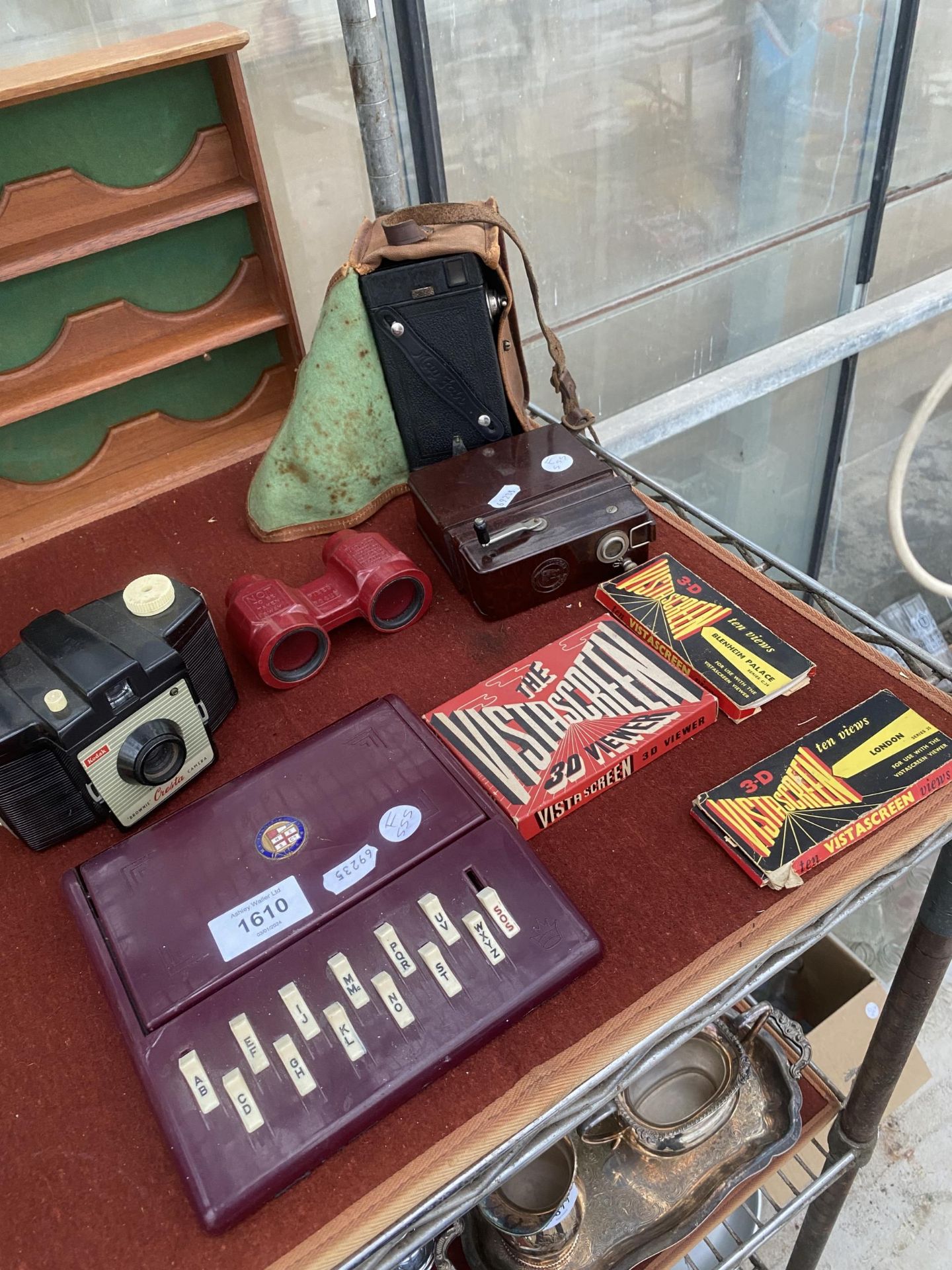AN ASSORTMENT OF VINTAGE AND RETRO ITEMS TO IBNCLUDE CAMERAS AND BINOCULARS ETC