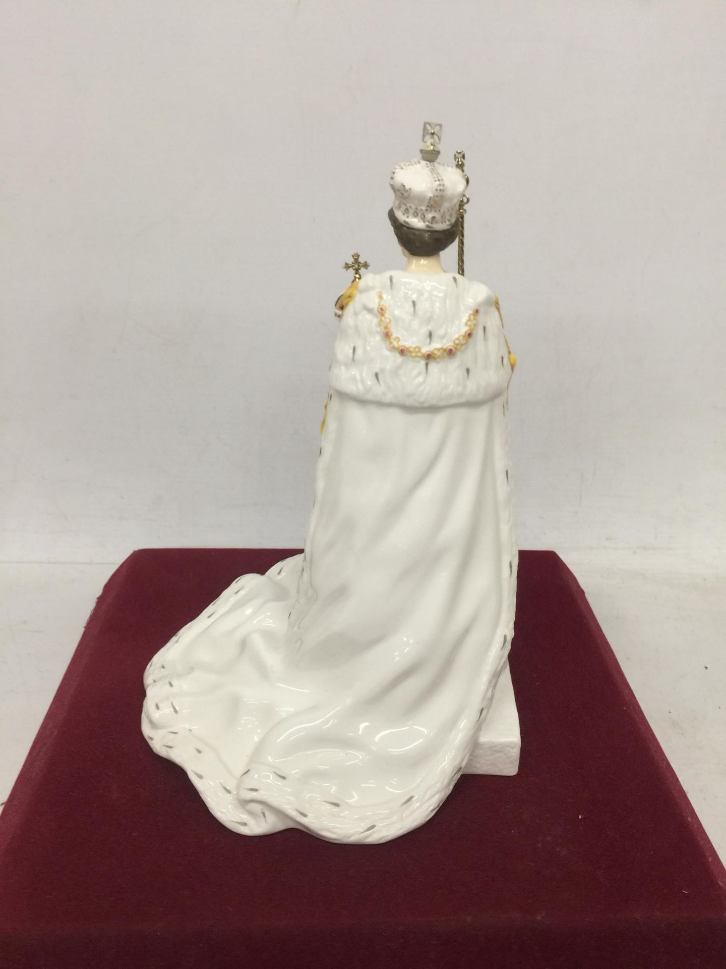 A COALPORT QUEEN ELIZBAETH II DIAMOND JUBILEE 2012 BONE CHINA FIGURE - Image 2 of 3