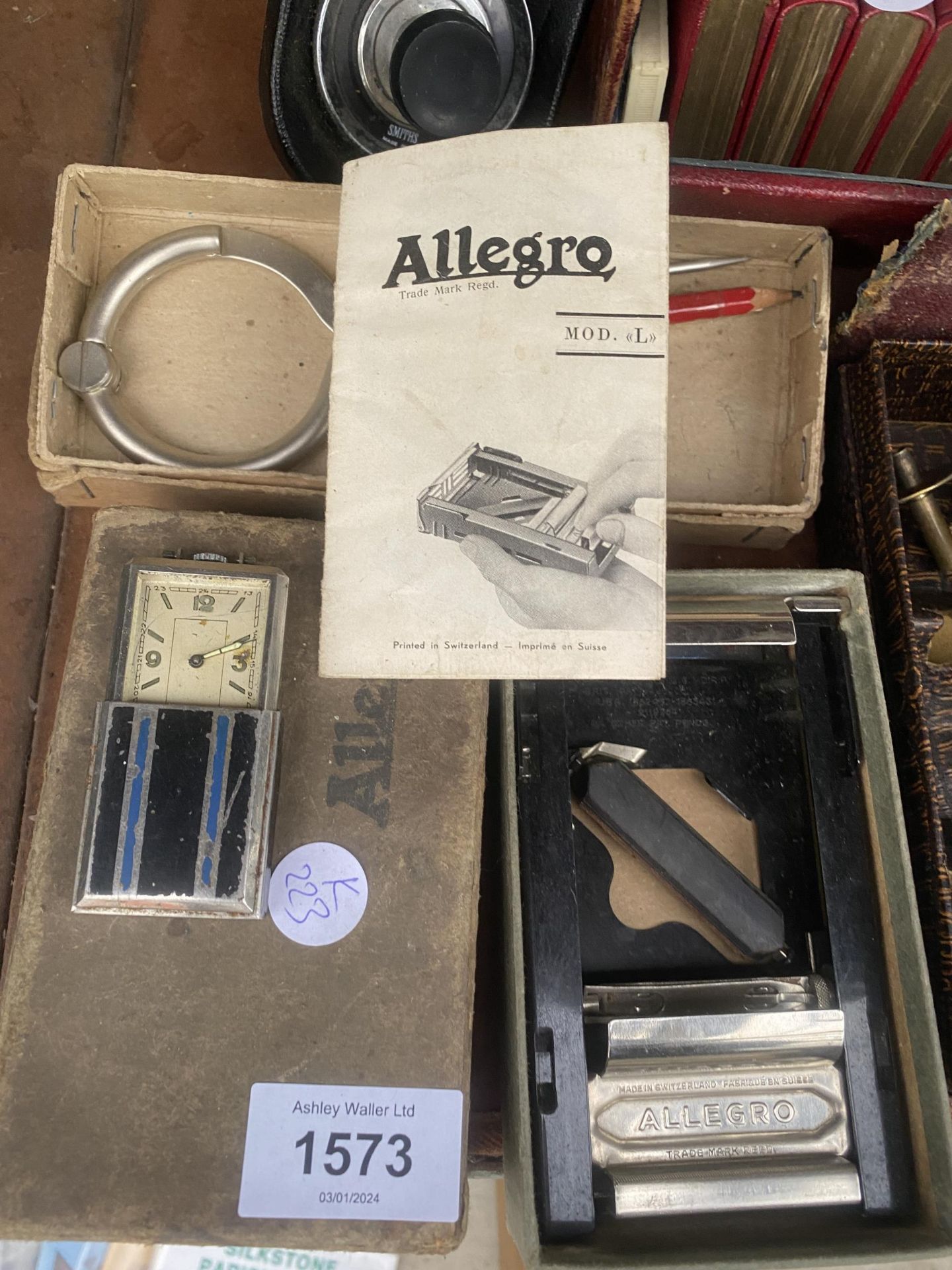 AN ASSORTMENT OF VINTAGE ITEMS TO INCLUDE AN ALLEGRO HONING MACHINE AND SHAKESPERE BOOKS ETC - Image 2 of 4
