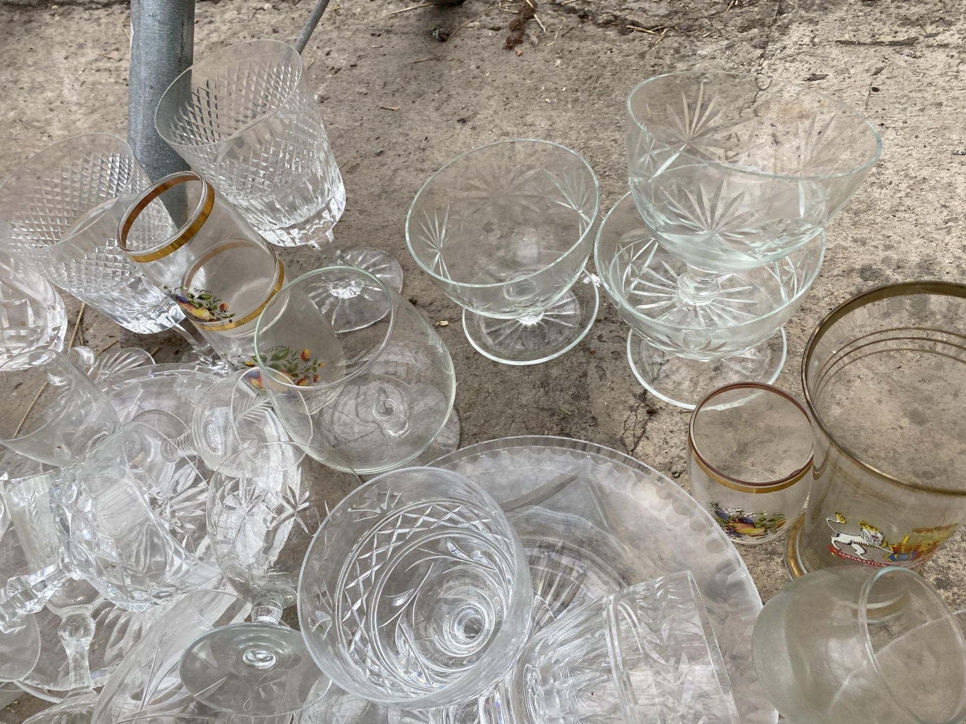 AN ASSORTMENT OF GLASS WARE TO INCLUDE DESSERT BOWLS AND WINE GLASSES ETC - Bild 5 aus 6