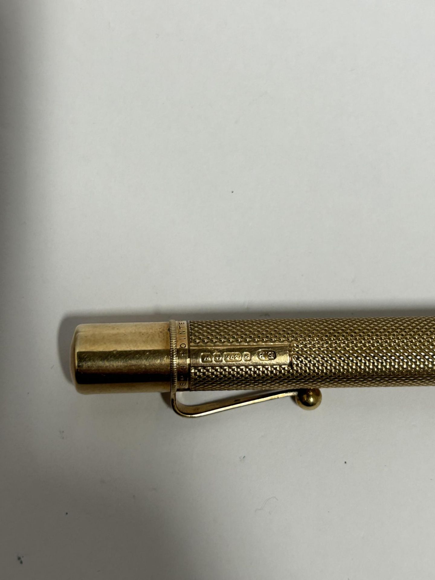 A HALLMARKED 9CT YELLOW GOLD BAKERS POINTER PROPELLING PENCIL GROSS WEIGHT 33.13 GRAMS - Image 2 of 6