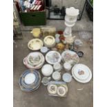 AN ASSORTMENT OF CERAMIC ITEMS TO INCLUDE A SMALL JARDINAIRE AND STAND, PLATES AND CUPS ETC