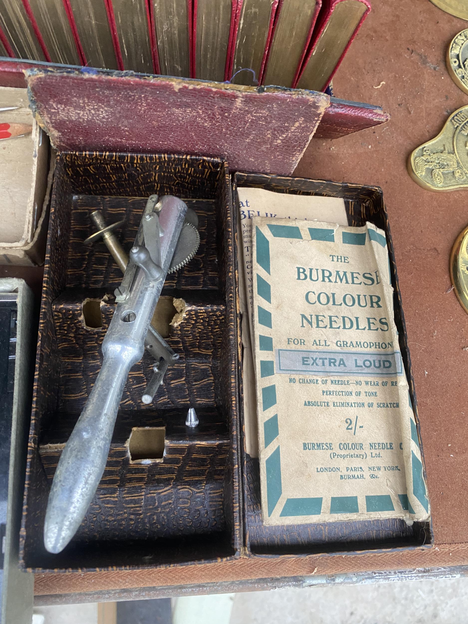 AN ASSORTMENT OF VINTAGE ITEMS TO INCLUDE AN ALLEGRO HONING MACHINE AND SHAKESPERE BOOKS ETC - Image 3 of 4