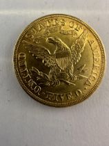 AN 1880 GOLD FIVE DOLLAR COIN, LIBERTY HEAD - WEIGHT 8.36 GRAMS