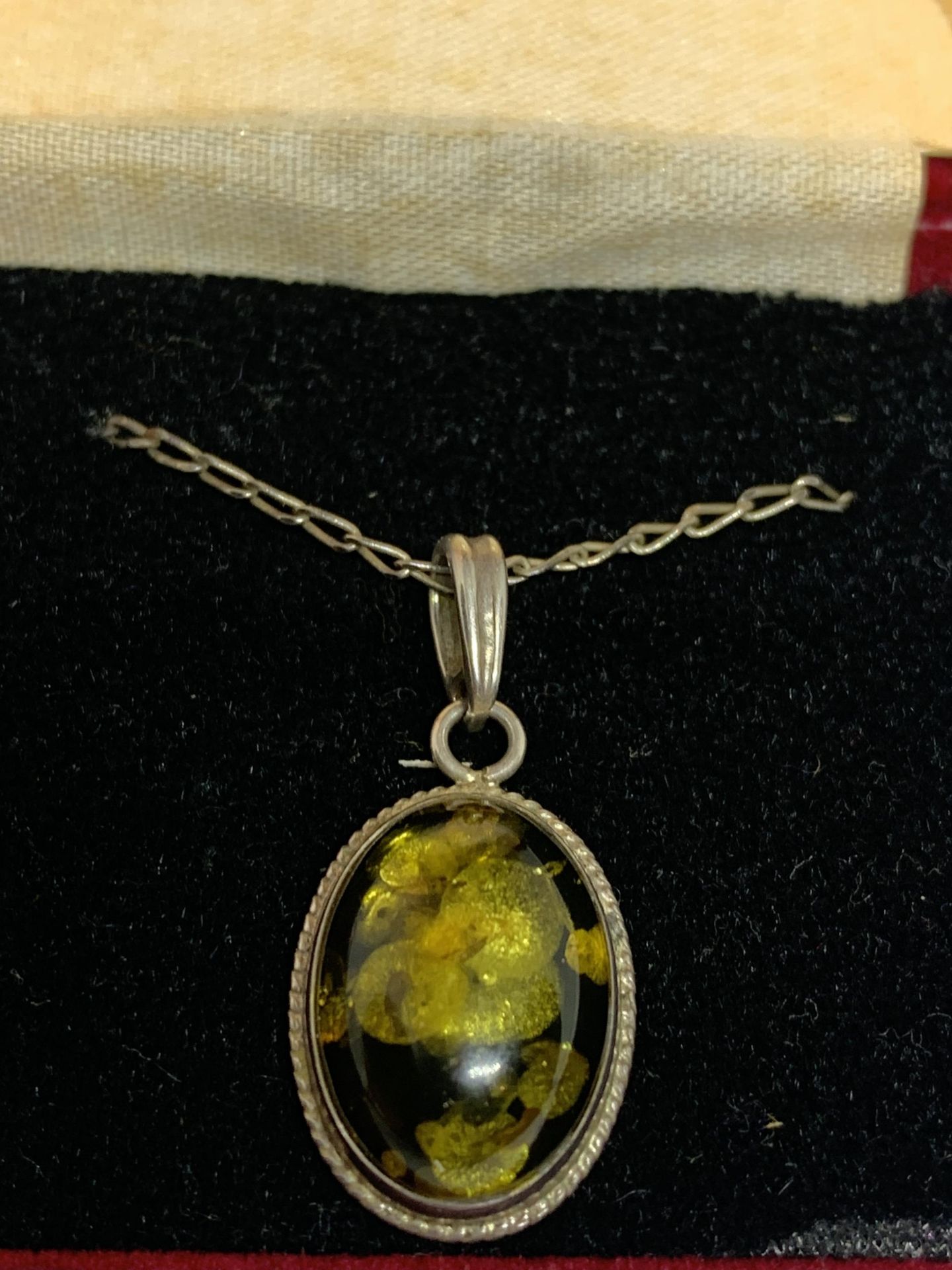 A SILVER AND GREEN AMBER NECKLACE IN A PRESENTATION BOX - Image 2 of 3