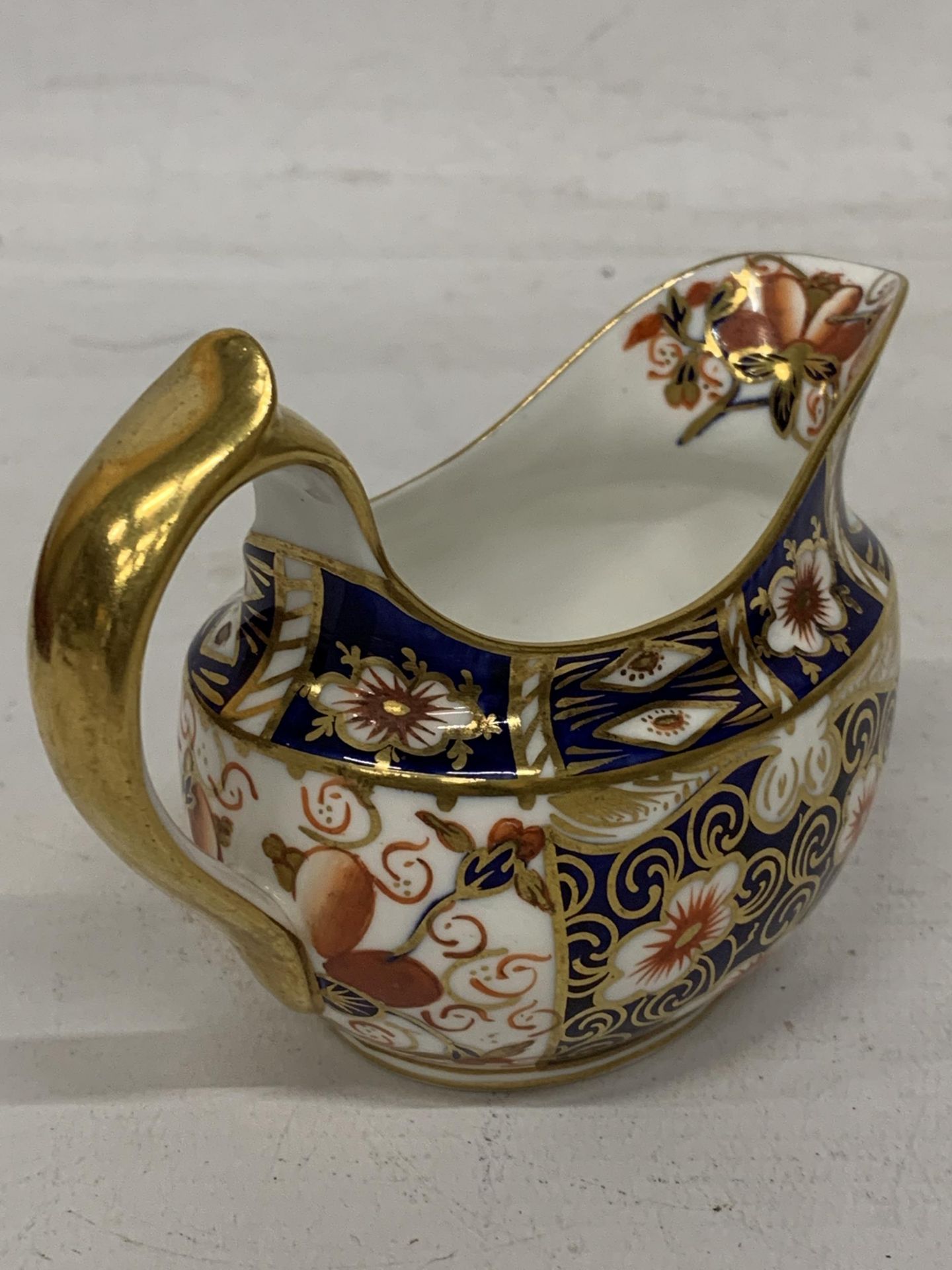 A ROYAL CROWN DERBY 2451 IMARI PATTERN CREAM JUG - Image 3 of 4