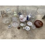 AN ASSORTMENT OF CERAMICS AND GLASS WARE TO INCLUDE BOWLS, VASES AND PLATES ETC