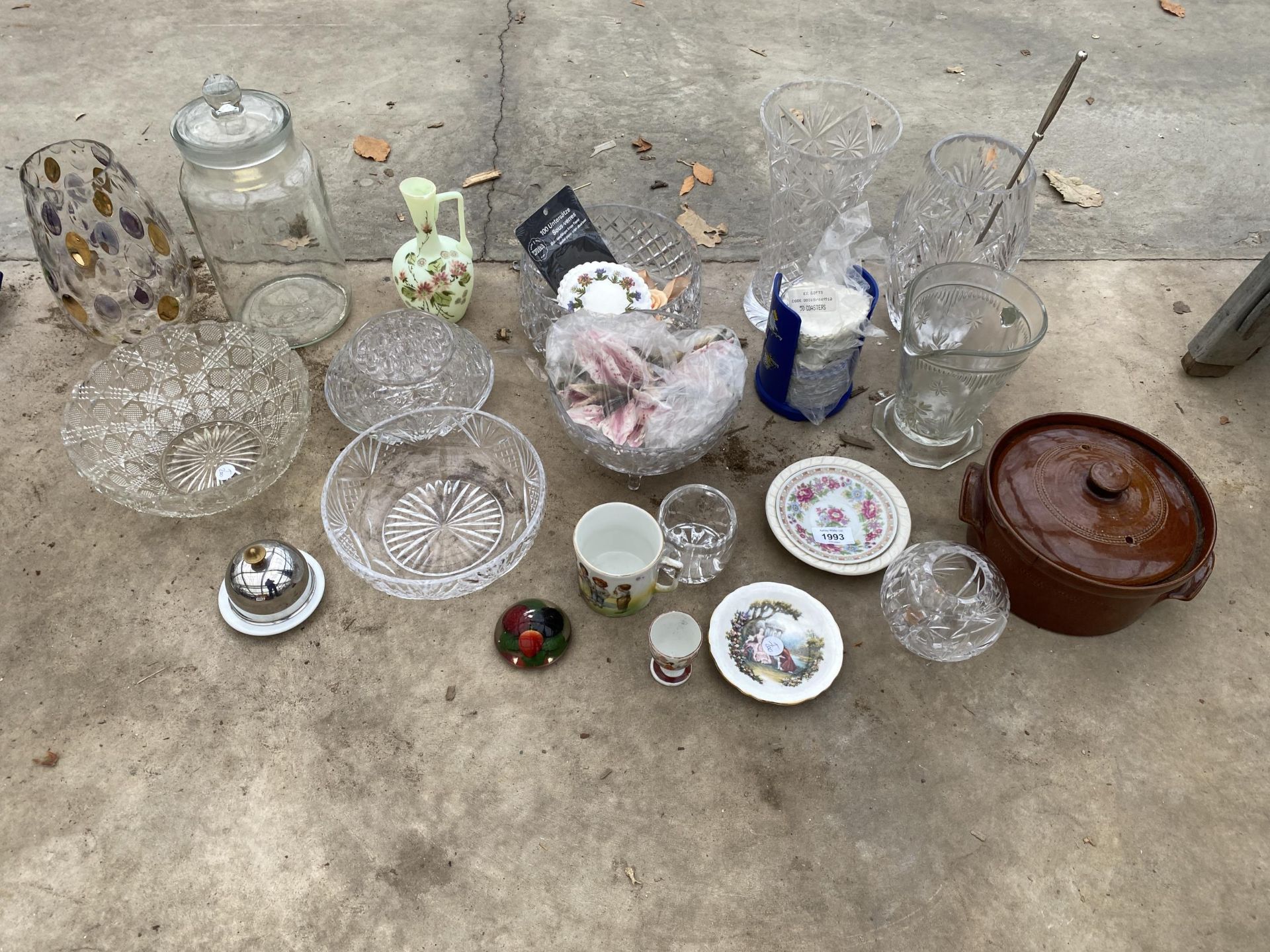 AN ASSORTMENT OF CERAMICS AND GLASS WARE TO INCLUDE BOWLS, VASES AND PLATES ETC