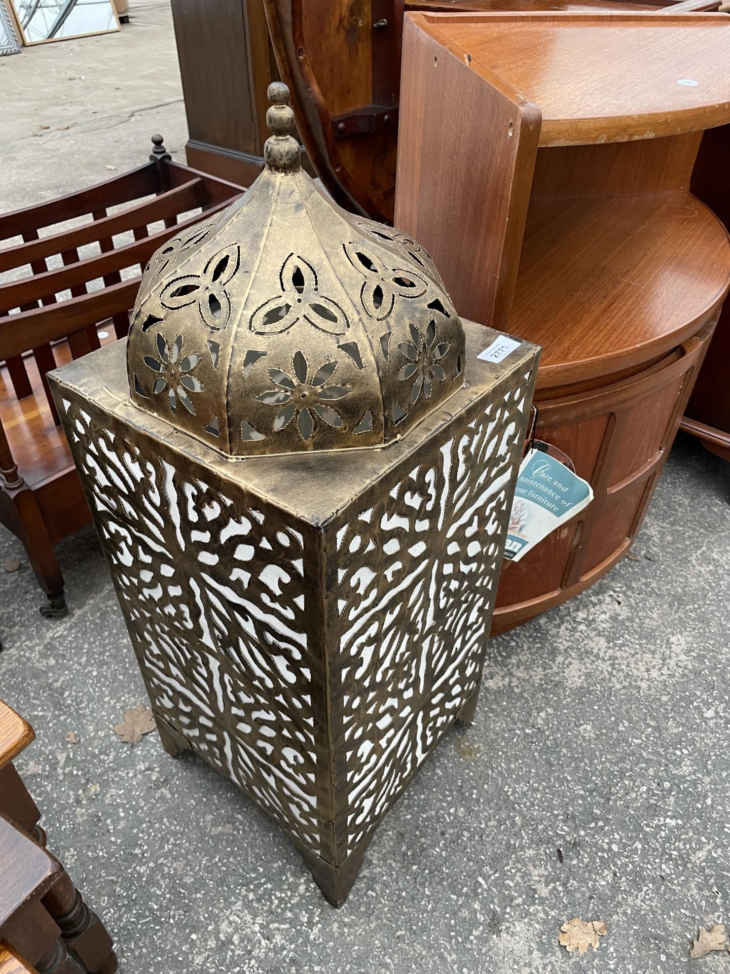 A MOROCCAN STYLE LANTERN STYLE SHADE - Bild 2 aus 2