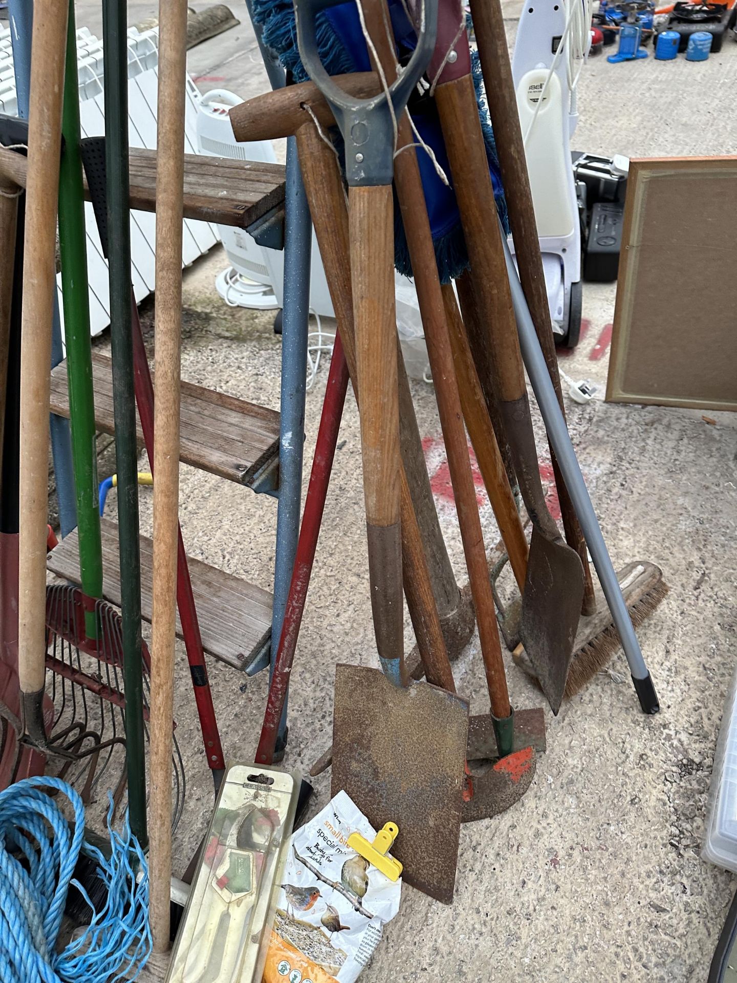 AN ASSORTMENT OF GARDEN TOOLS TO INCLUDE A STEP LADDER, RAKES AND SPADES ETC - Bild 3 aus 3